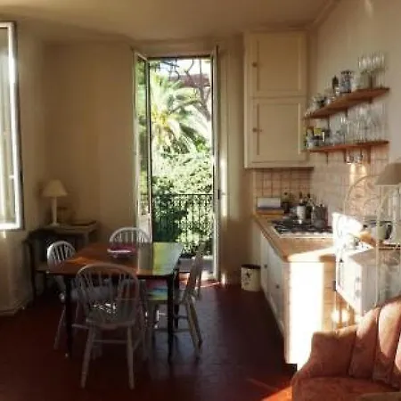 Charming 2 Bed Apartment With Balcony Located In Cannes Old Town Easy Walk To The Palais And Beaches 120